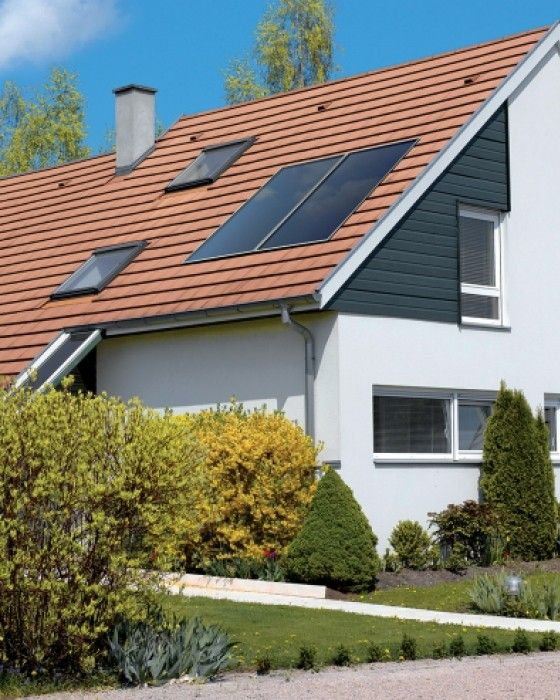 Des tubes solaires thermiques bleus se détachent sur un ciel bleu.