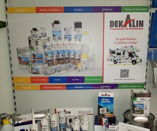 Eine Ausstellung von Dekalin-Produkten auf einem Regal