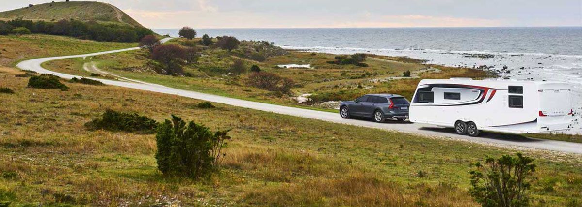 Caravan auf Straße am Meer