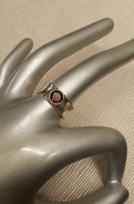 925er Silberring mit facettiertem Granat, breite Ringschiene