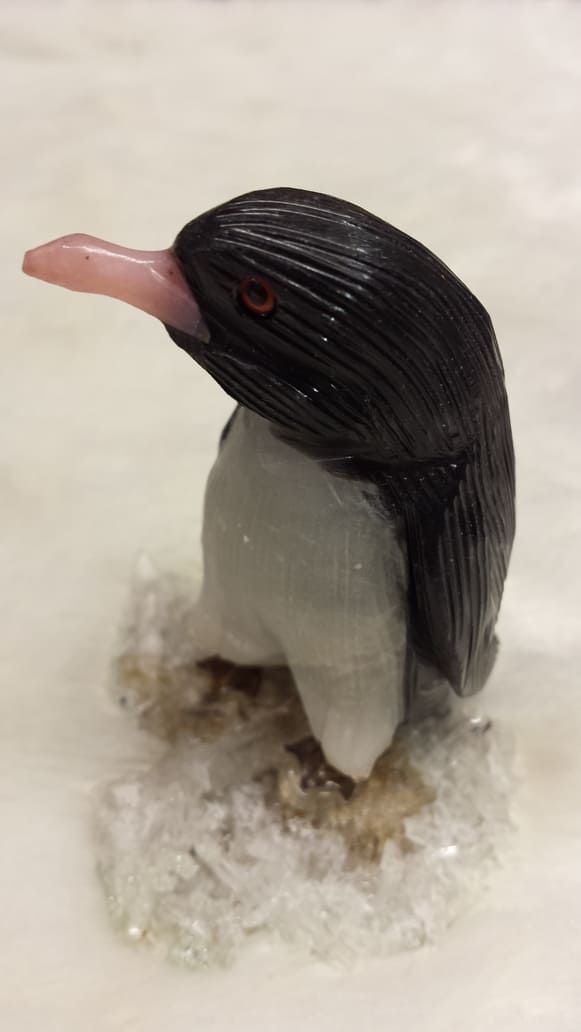 Pinguin auf Bergkristall