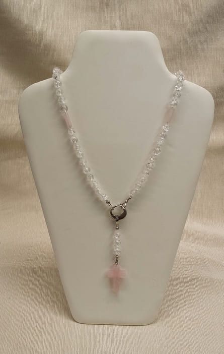 Rosenkranz aus Rosenquarz (kann auch ohne Kreuz getragen werden) Rosenkranz aus Rosenquarz (kann auch ohne Kreu