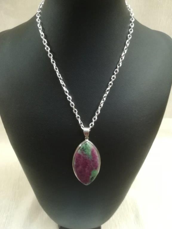 Rubin-Zoisitanhänger in Silber