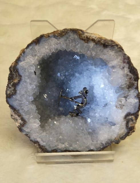 Kleine Chalcedon Druse mit Arbeiter aus Messing