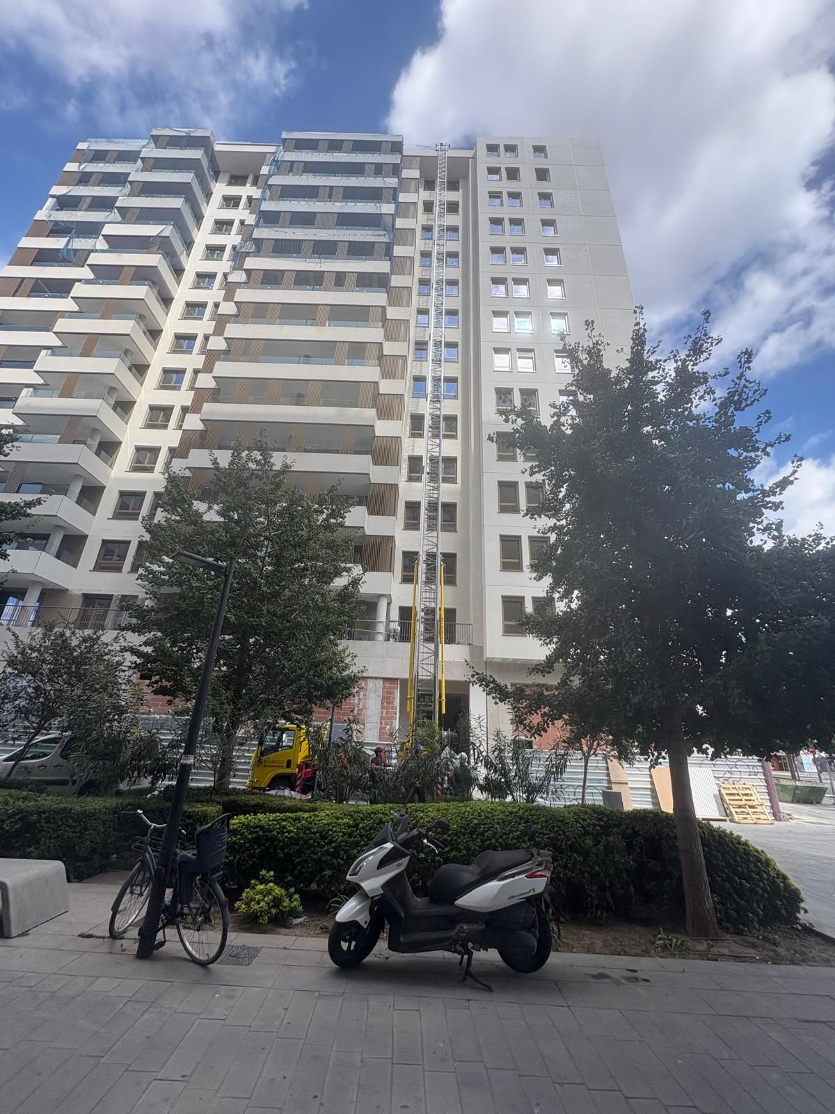 Un fontanero está arrodillado en el suelo arreglando un lavabo en un baño.