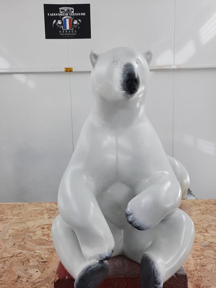Statue d'un ours blanc