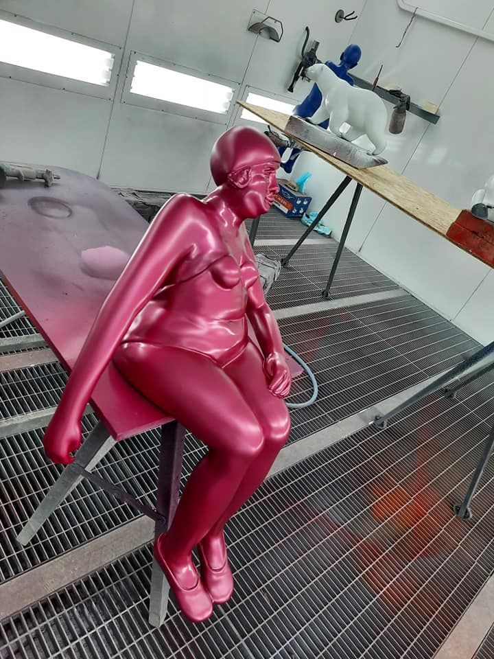 Statue d'une femme en rouge