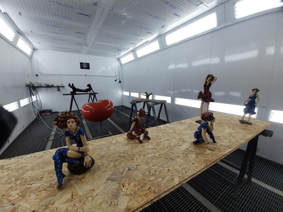 Plusieurs petites statues de femmes