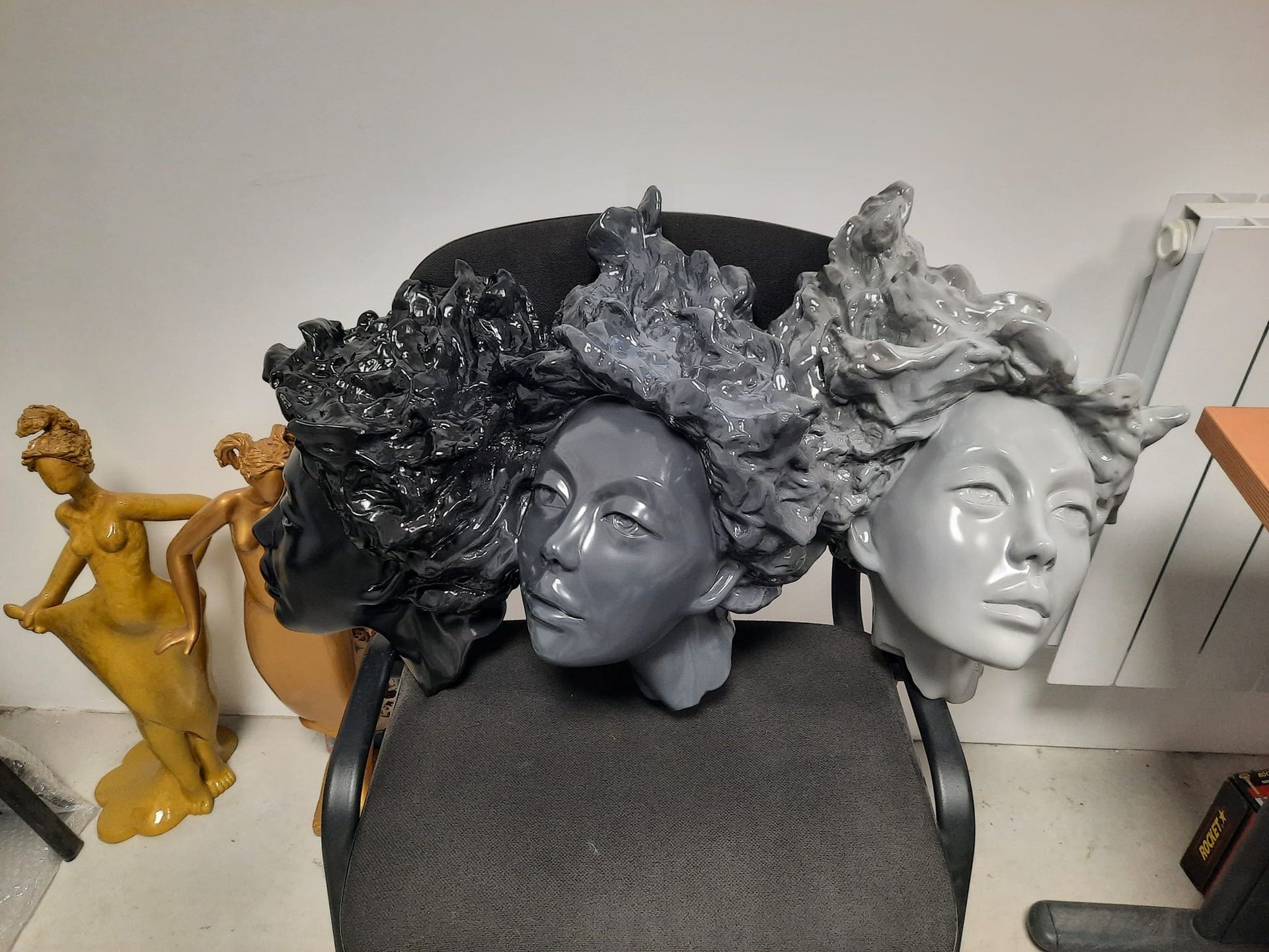 Plusieurs statues visages de femmes