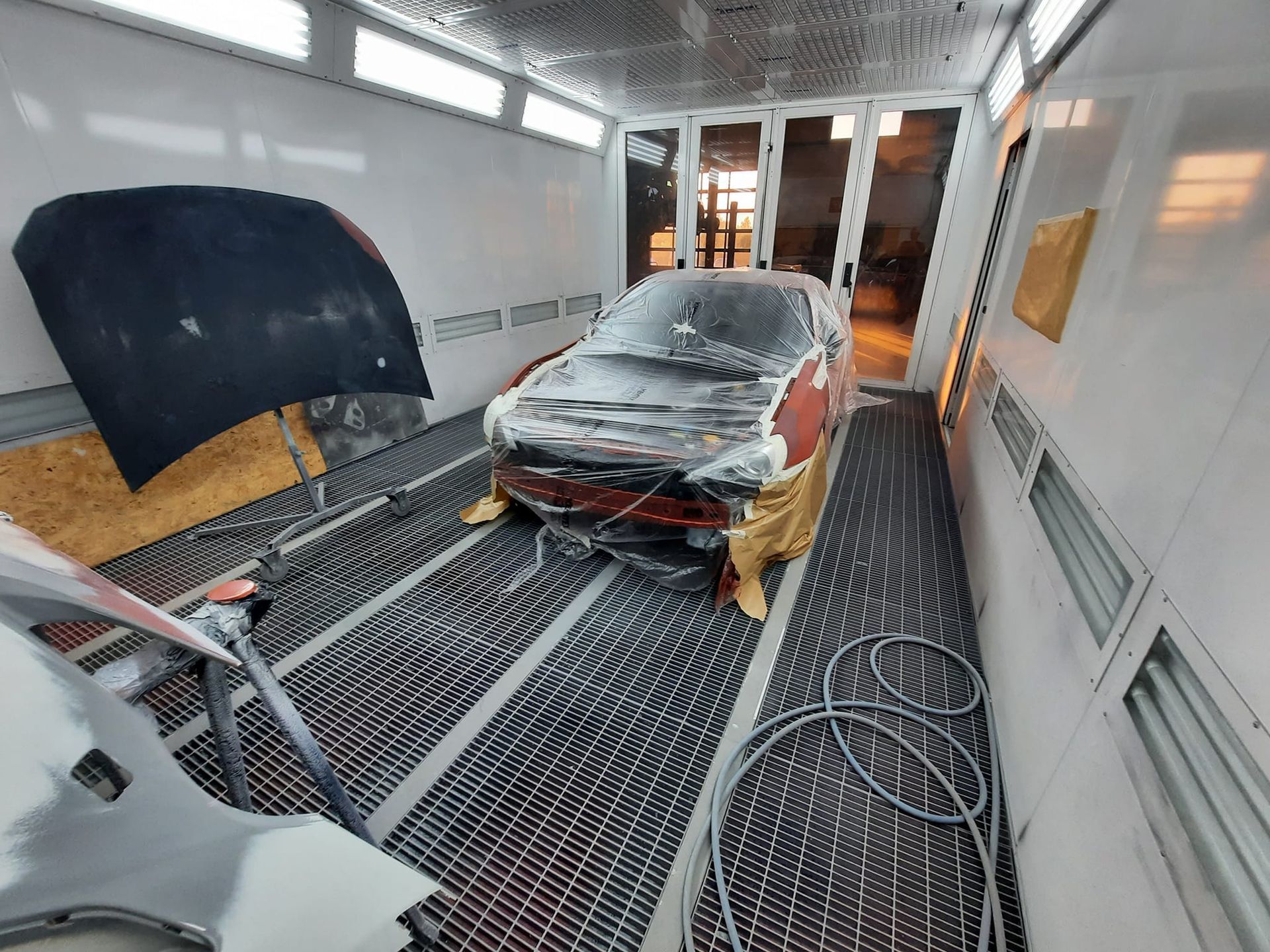 Peinture d'une voiture orange