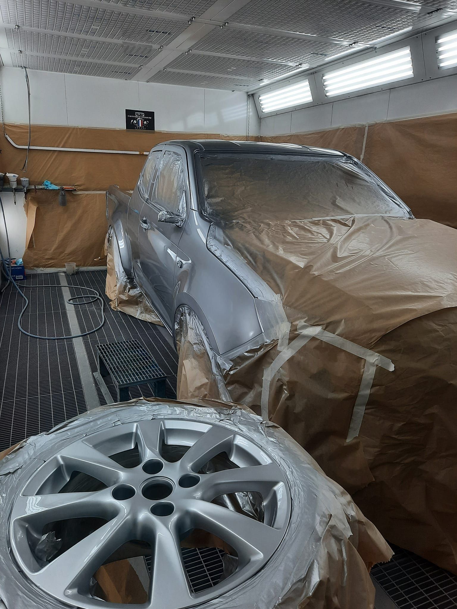Peinture en gris d'une voiture
