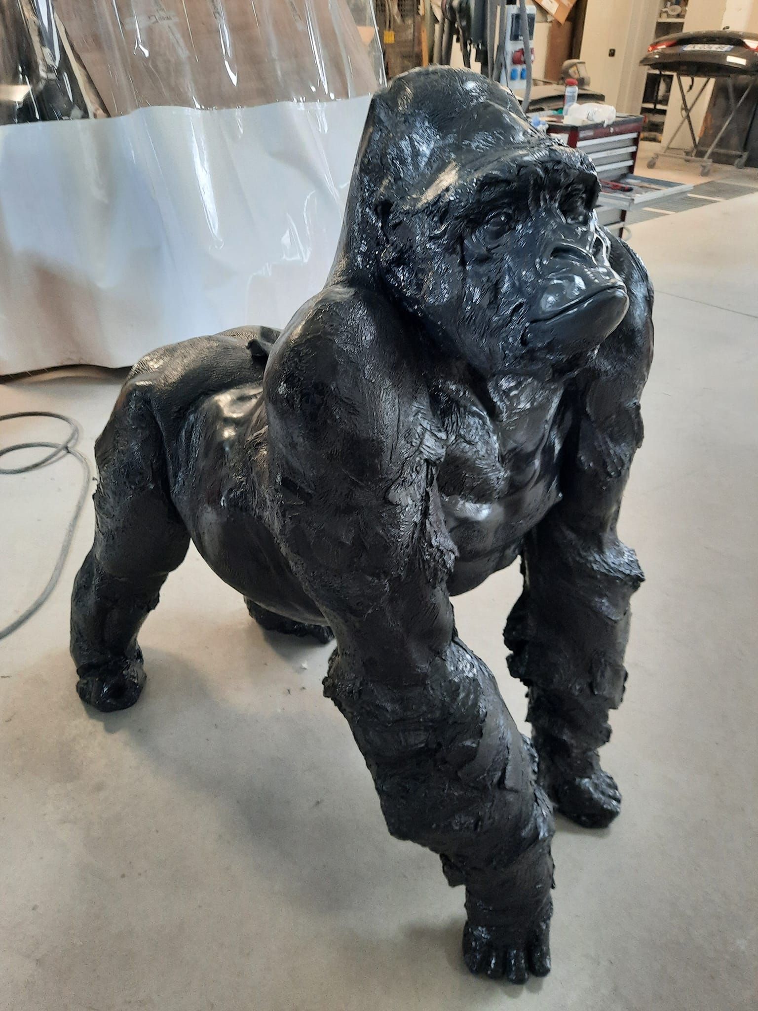 Statue d'un gorille noir