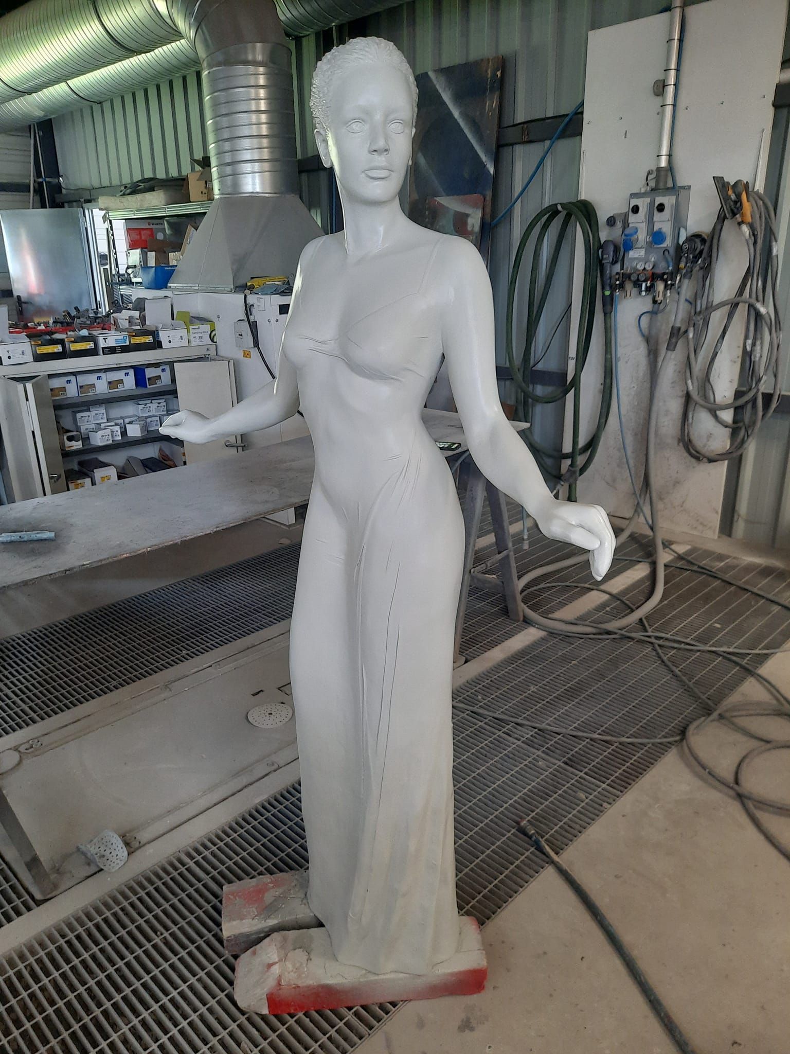 Statue d'une femme avant peinture