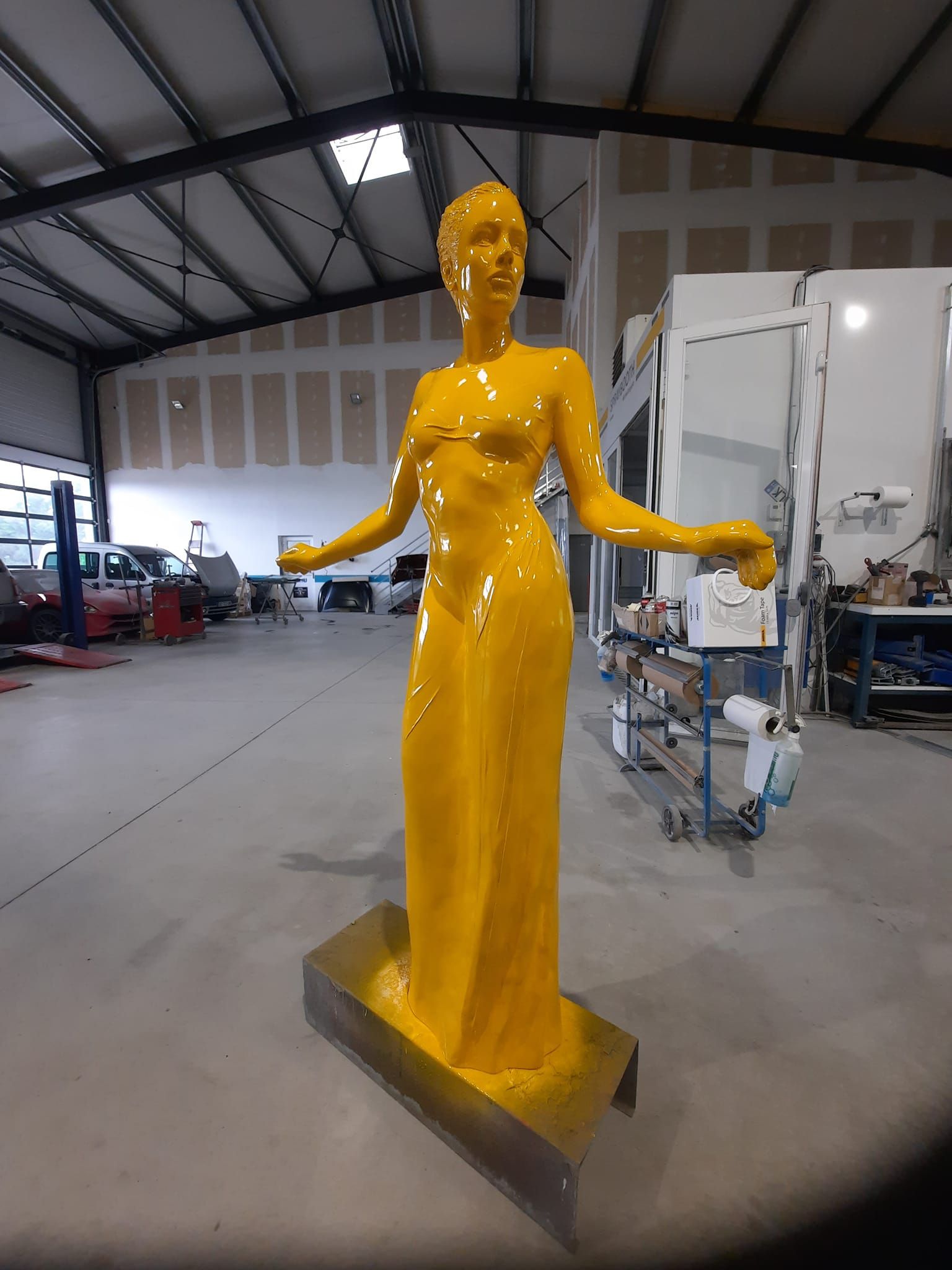 Statue d'une femme après peinture