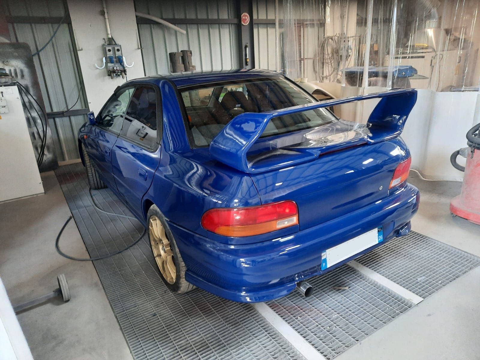 Voiture bleue avec aileron