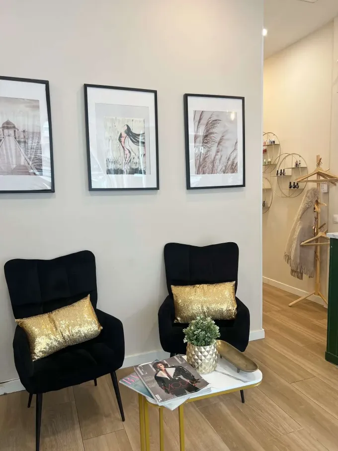 Mostrador de recepción con letrero luminoso 