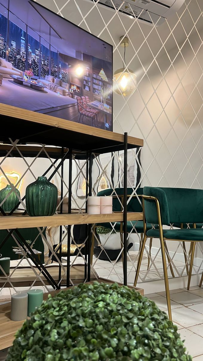 Fachada de la tienda Zarip Beauty con letras doradas sobre fondo negro, escaparate, interior dorado y blanco.