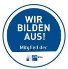 Blau-weißes IHK Köln-Siegel mit Text „WIR BILDEN AUS! Mitglied der“
