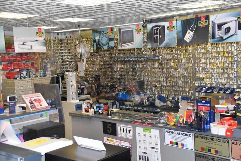 Ein Geschäft mit vielen Schlüsseln an der Wand