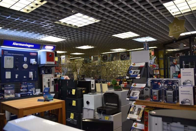 Ein Geschäft voller Elektronikartikel und einem Schild mit der Aufschrift 