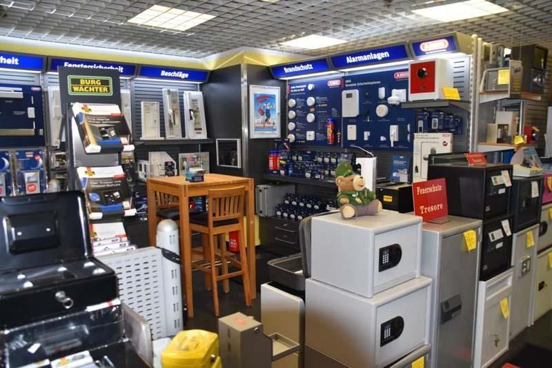 Eine Ausstellung von Tresoren in einem Geschäft mit einem Schild mit der Aufschrift „Einzahlung“