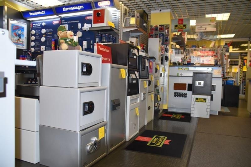 In einem Geschäft sind mehrere Tresore übereinander gestapelt