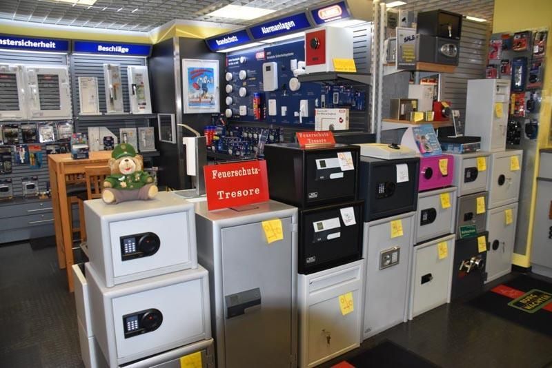 In einem Geschäft sind mehrere Tresore übereinander gestapelt