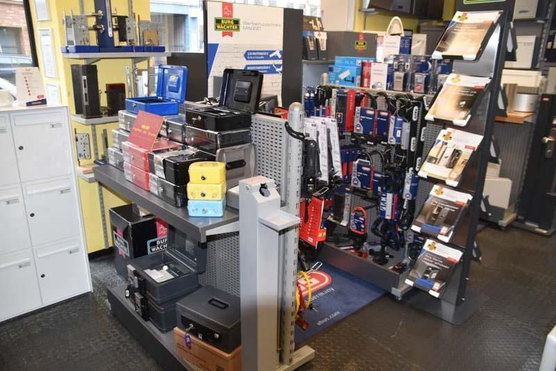 Ein Geschäft mit vielen Artikeln, darunter ein HP-Drucker