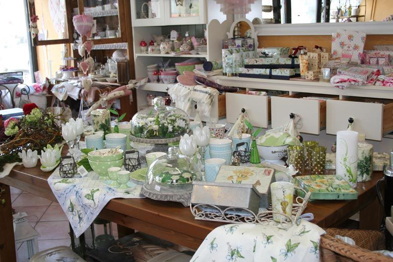 Innenansicht von Blumenladen und Geschenksortiment