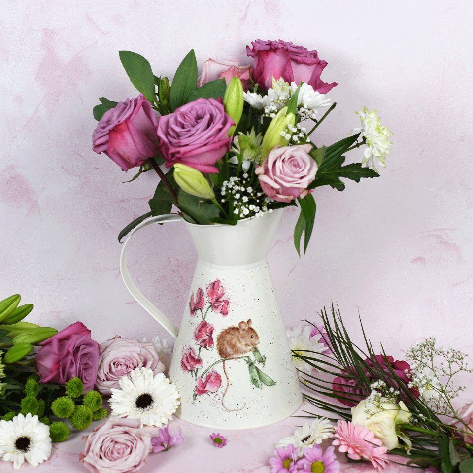 Schöne Vase mit sommerlichen Blumen