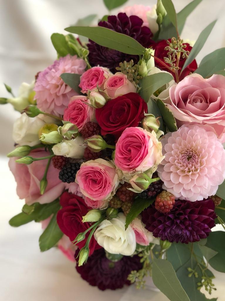 Eleganter Blumenstrauß in Rosa und Weinrot