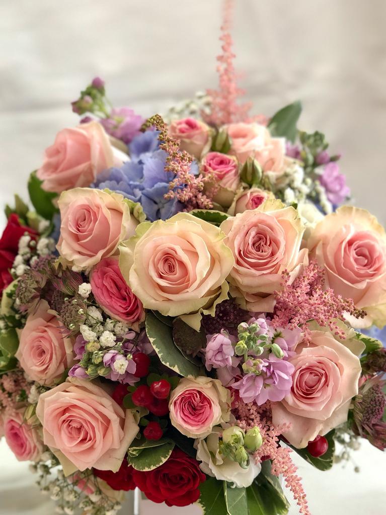 Blumenstrauß mit Rosen in Altrosa