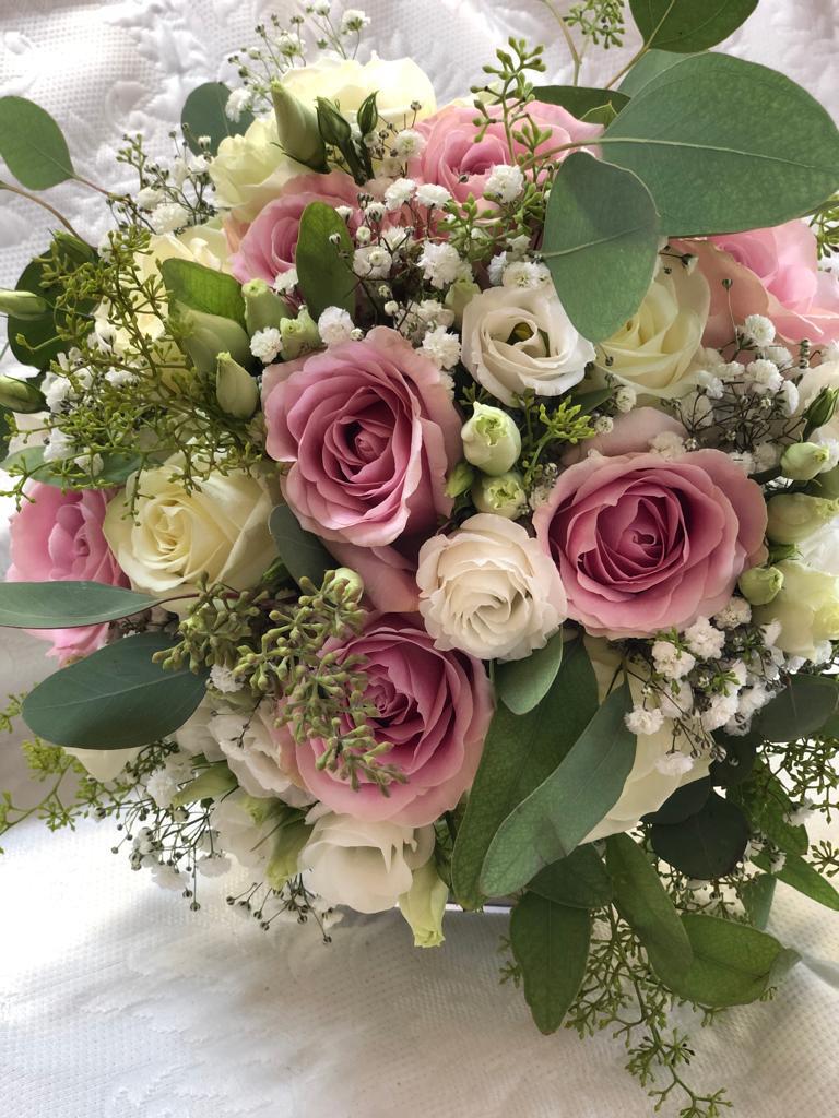 Festlicher Blumenstrauß in Altrosa und Weiß