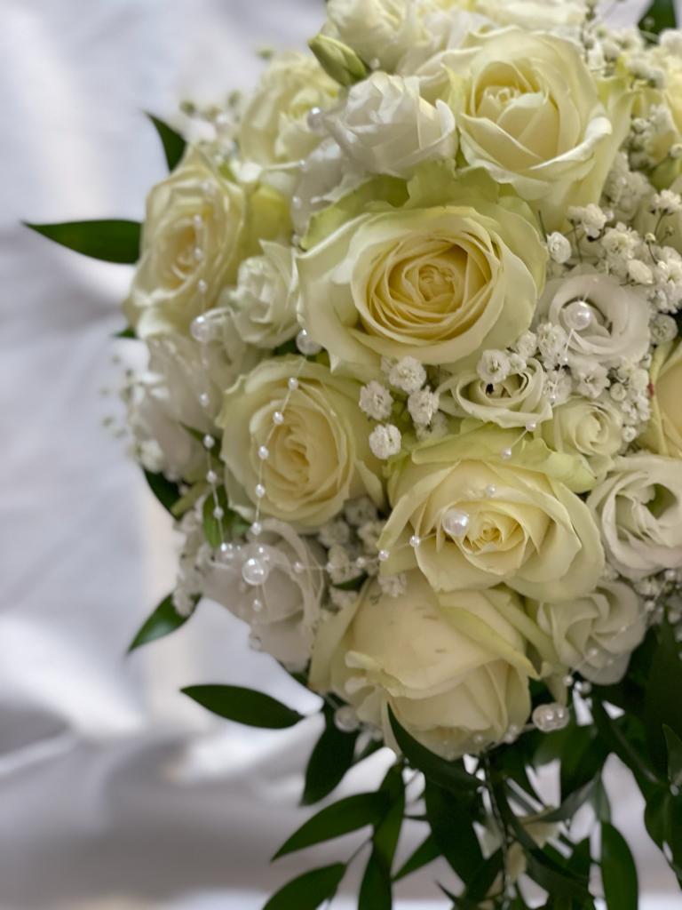 Hochzeitsbouquet mit weißen Rosen und Perlen