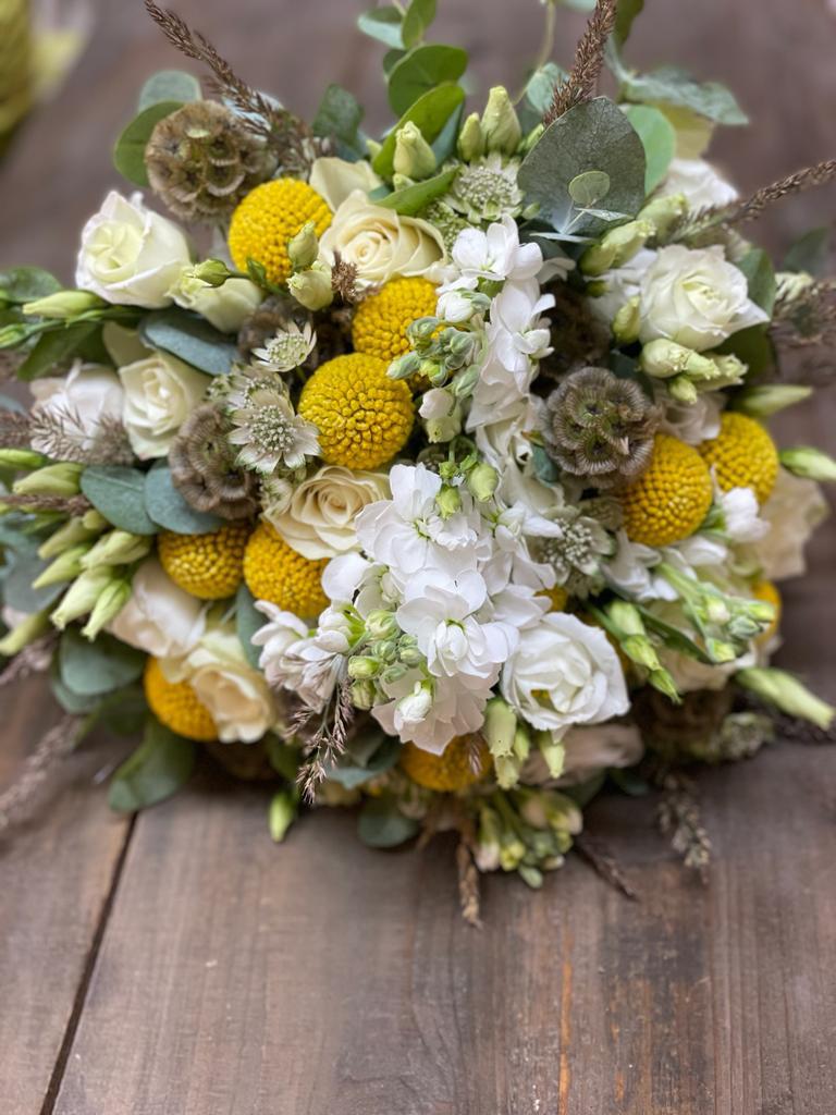 Blumige Tischdekoration für festliche Anlässe