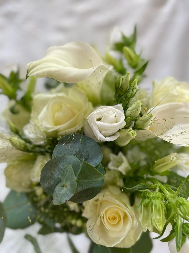 Kleiner Blumenstrauß in Weiß