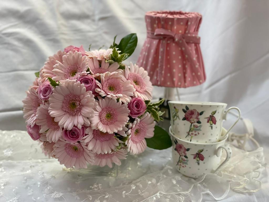 Stimmungsvolle Tischdeko mit Bouquet, Lampe und Porzellantassen