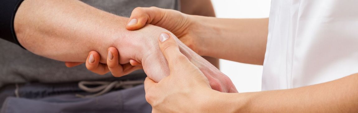 Un physiothérapeute étire la jambe d'un patient pendant sa rééducation dans une clinique lumineuse.