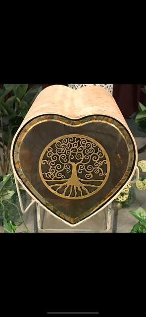 Herzförmige Box mit Lebensbaum-Design. Beige Box mit bronzefarbener Vorderseite und goldfarbenem Baumsymbol.