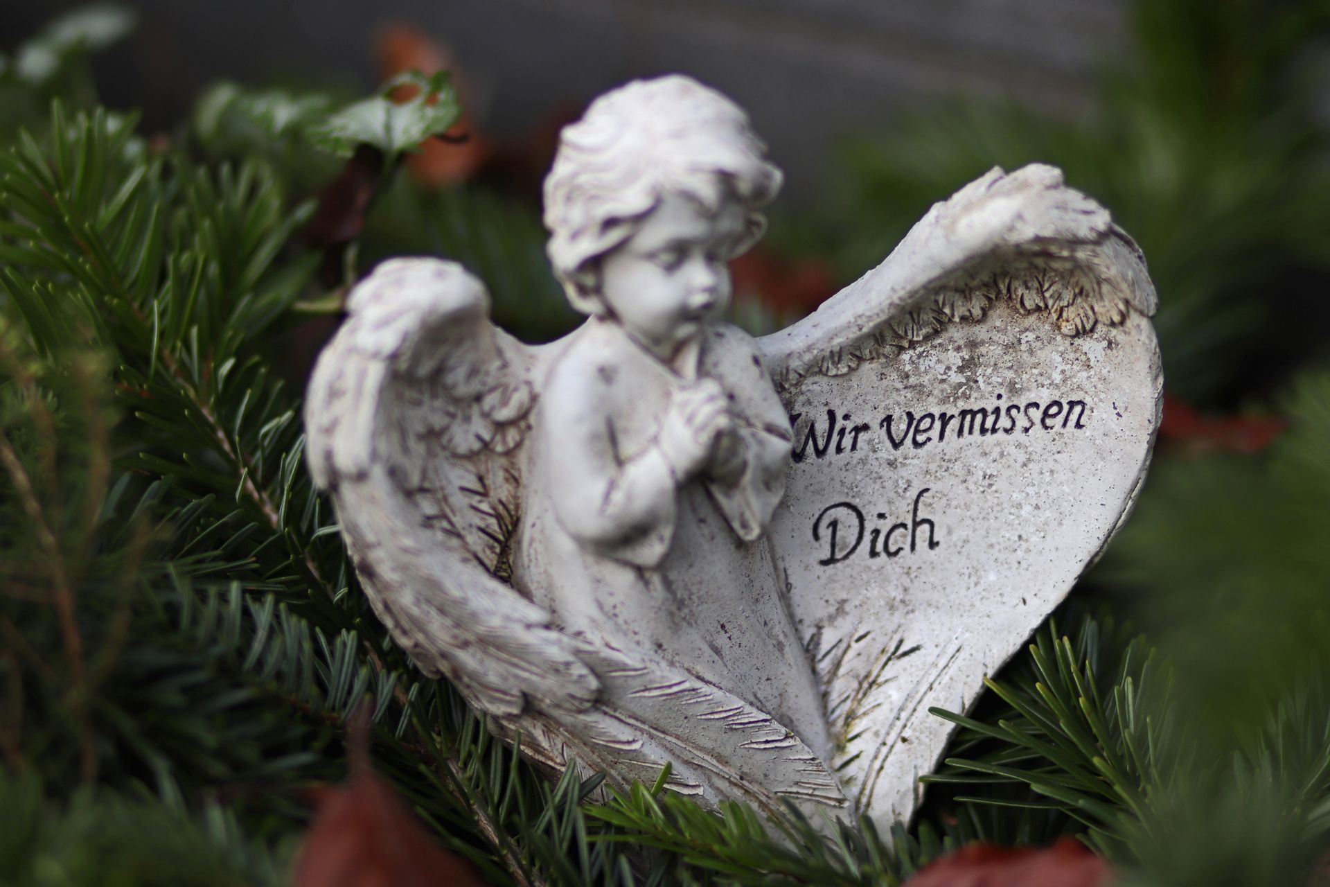 Weißer Sarg wird in einem Krematoriumsofen verbrannt.