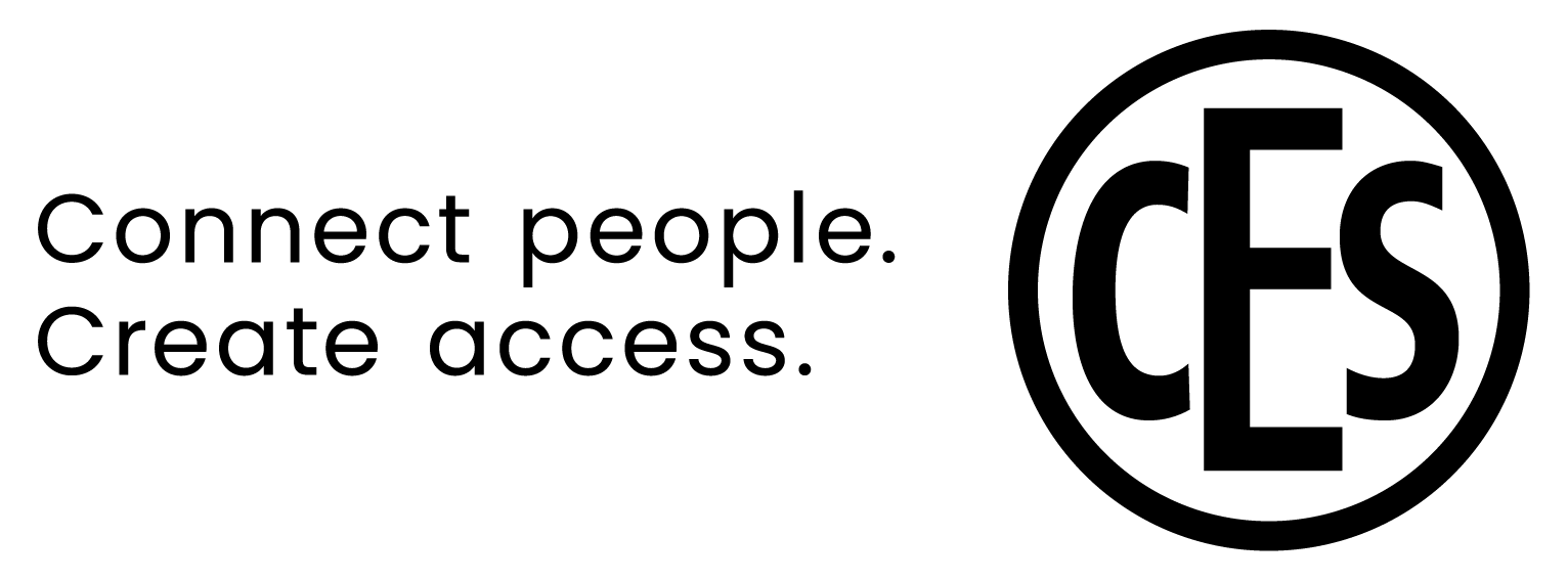 Ein schwarz-weißes Logo für CES mit der Aufschrift „Menschen verbinden, Zugang schaffen“.