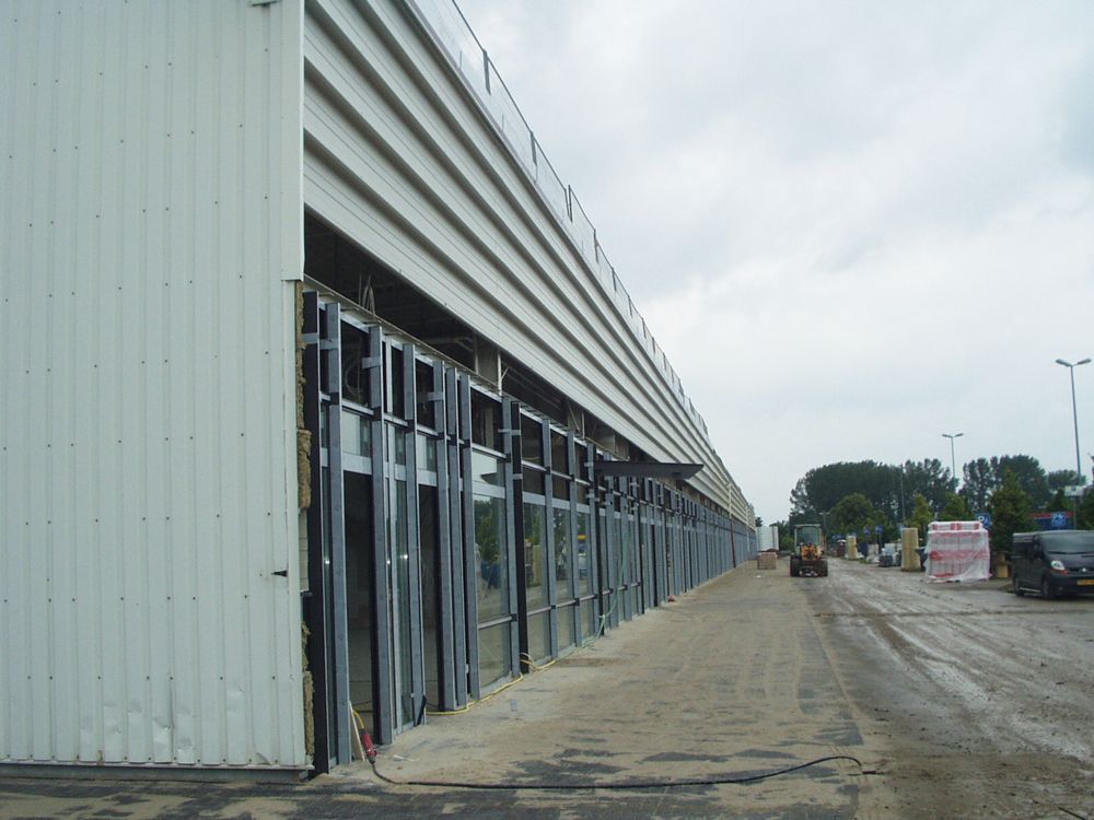 Ein im Bau befindliches Gebäude mit vielen Fenstern