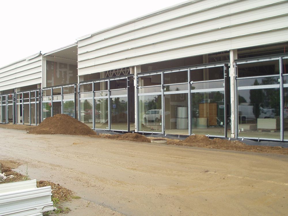 Ein im Bau befindliches Gebäude mit vielen Fenstern