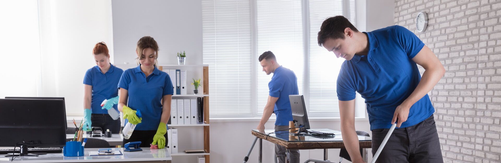 Eine Gruppe von Leuten putzt einen Raum in einem Büro.