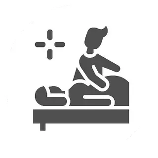Una mujer está sentada en una cama dándole un masaje a otra mujer.
