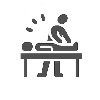 Un hombre le está dando un masaje a una mujer en una mesa.