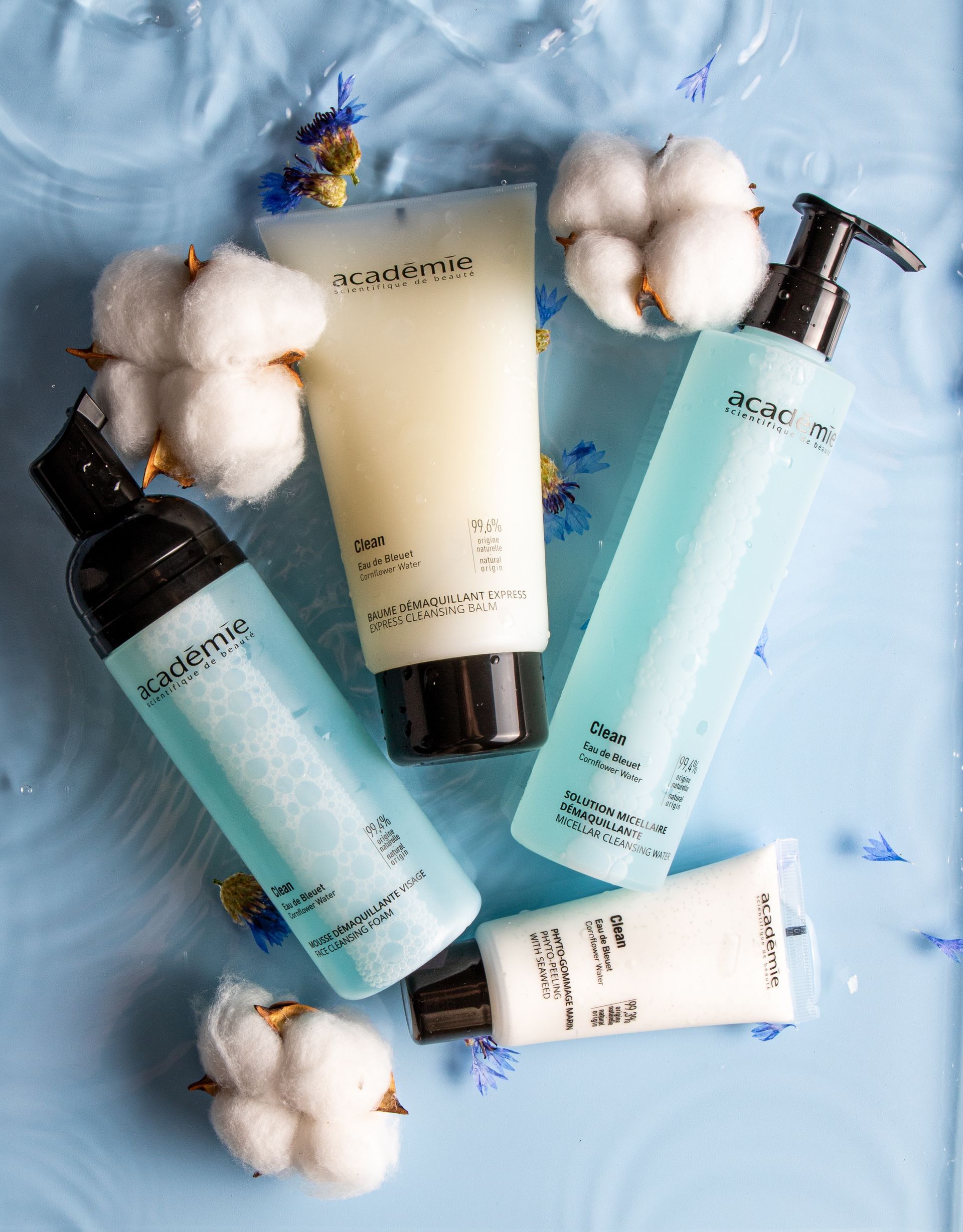 Des produits de beauté nettoyant pour le visage