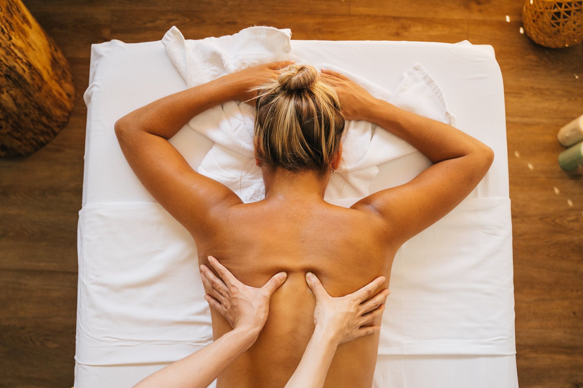 Une personne recevant un massage du dos avec de l'huile appliquée sur la peau.