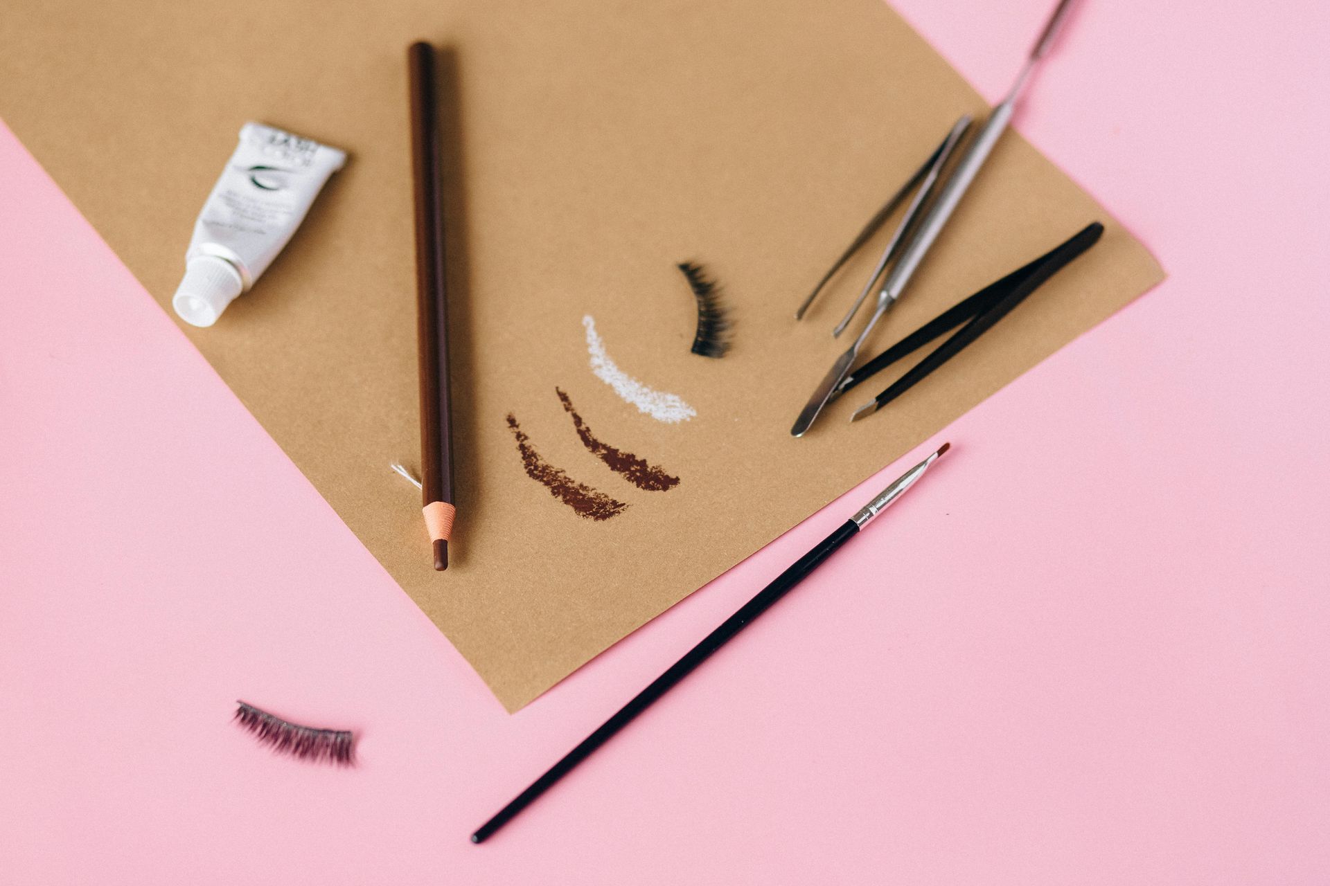 Produits de teinture des sourcils et cils. Pinceaux et pince à épiler. Crayon pour dessiner les sourcils.