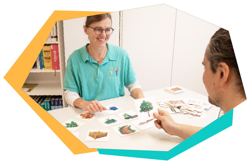 Eine Nahaufnahme der Hand einer Person mit einer Wolke im Hintergrund, Therapiezentrum Harmonie